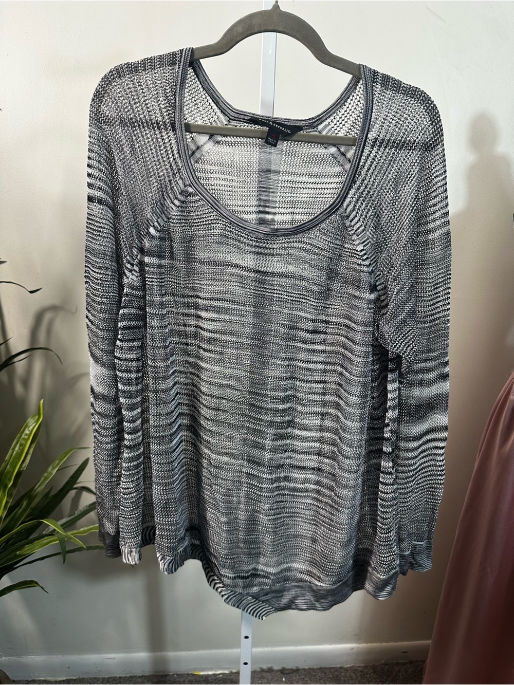 H15. Rock & Republic Gray & Black Long Sleeve Scoop Neck Top
